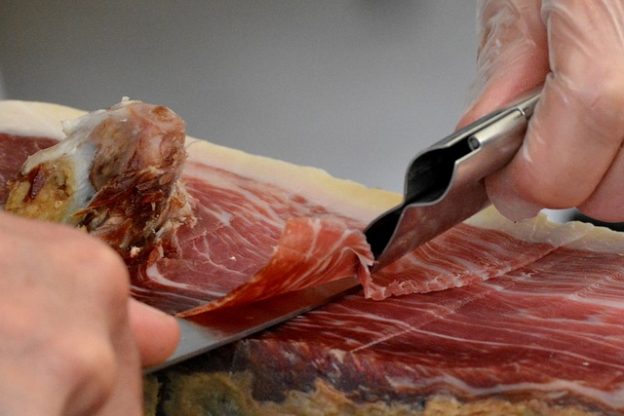 ¿Por dónde se empieza a cortar el jamón?