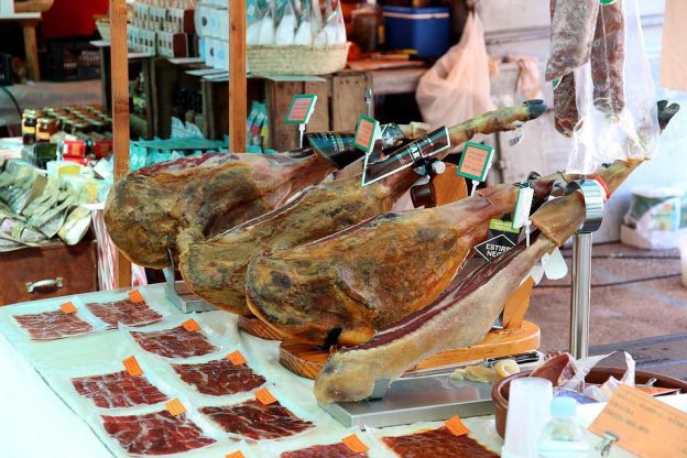 ¿Cuáles son las diferencias entre el jamón ibérico y el jamón serrano?