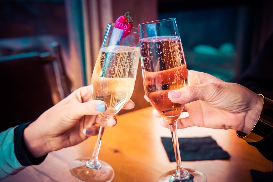 Brindis de copas de champán