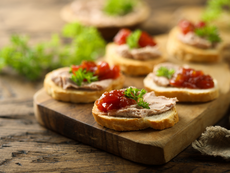 Tostadas con paté, mermelada y finas hierbas