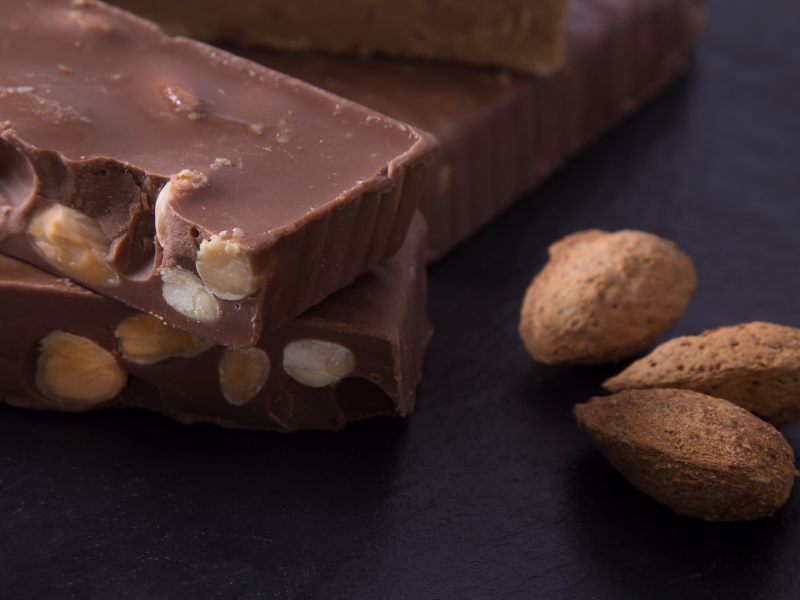 Turrones de chocolate y almendras