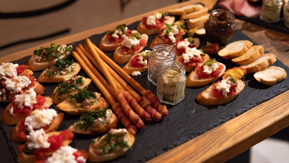 Mesa de canapés navideños