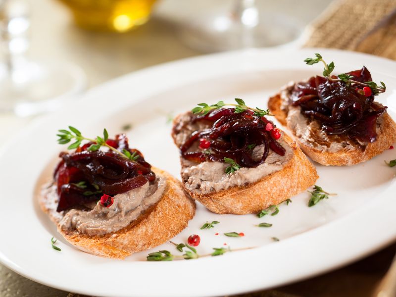 Canapé con paté y mermelada de arándanos