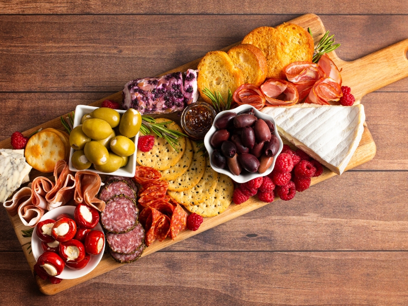 Tabla de ibéricos con frutas y verduras