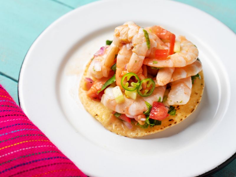 Tostadas con gambas aperitivos en Navidad