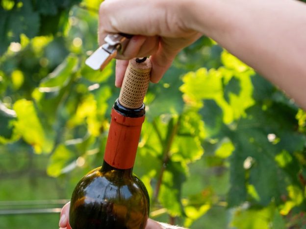 Descorchar correctamente botellas de vino